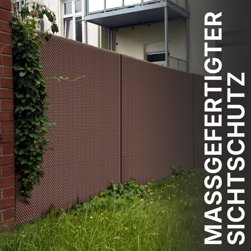 Maßgeschneiderter Rattan-Sichtschutz im Garten als Abtrennung montiert